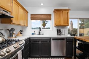 una cucina con armadi in bianco e nero e un lavandino di Willamette Vintage a Dundee