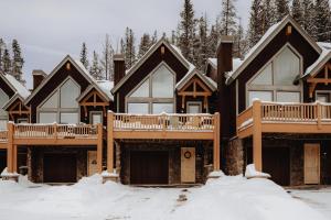 una casa grande con nieve en el suelo en Hot Tub MTN Views - Free Shuttle - Central WP, en Winter Park
