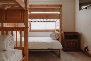 Un dormitorio con dos literas y una ventana. en Hot Tub MTN Views - Free Shuttle - Central WP, en Winter Park