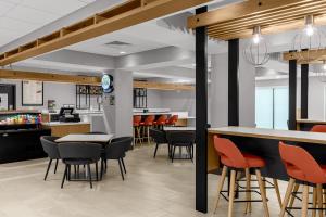 a restaurant with tables and chairs and a bar at Holiday Inn Cleveland, an IHG Hotel in Cleveland