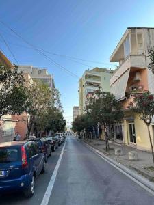 uma rua com carros estacionados na berma da estrada em Lovely one bedroom flat in Durres em Durrës
