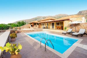 eine Villa mit einem Pool und einem Haus in der Unterkunft Villa Kalliopi ΙnCreteble Cretan Resindences Collection in Xerokampos