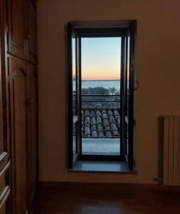 a mirror in a room with a view of a window at Casa Rosita vista lago in Bolsena
