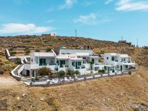 una imagen de una casa en una colina en Astrio Suites en Livadi