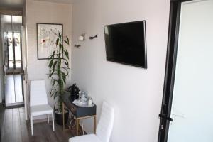 TV a/nebo společenská místnost v ubytování MOR-HA-MARCH Chambres d'Hôtes