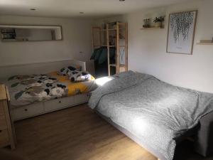 1 dormitorio con 1 cama con manta de vaca en Le studio lamottois, en Lamotte-Beuvron