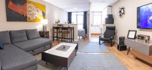Televízia a/alebo spoločenská miestnosť v ubytovaní Nogalera Soul, City Center Apartment BY NAMASTE ELITE
