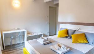 um quarto com uma cama grande e toalhas em Alloggio turistico Corte Grisi em Badia Calavena