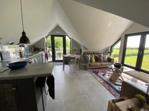 uma cozinha e sala de estar com um sofá e uma mesa em Downton Lodge Country Bed and Breakfast and; Self Catering em Dartmouth
