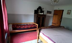 a bedroom with a bed and a dresser in it at Śródziemie Gondor in Leśno