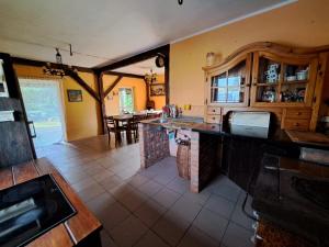 een keuken met een eiland in het midden van een kamer bij Śródziemie Gondor in Leśno