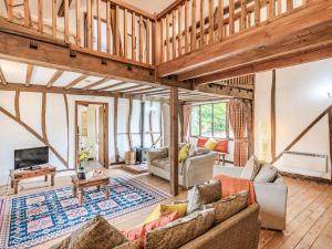 uma ampla sala de estar com tectos em madeira em John Fanner Barn - Uk37102 em Mellis