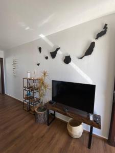 ein Wohnzimmer mit einem Flachbildfernseher an der Wand in der Unterkunft Apartamento Los Marinos in Tías