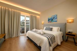 Un dormitorio con una cama grande y una ventana en Art Hotel Debono, en Gouvia