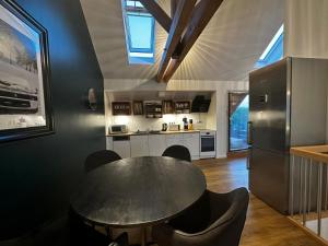 uma cozinha com mesa e cadeiras num quarto em Nr 14 - Hochwertiges 3 Zimmer Maisonette Appartment mit großzügigen Wohnbereich und Balkon em Leipzig