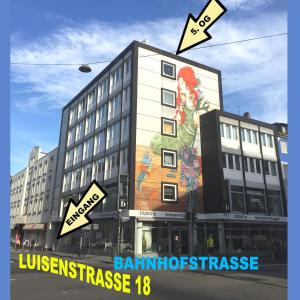ein Gebäude mit einem Gemälde auf der Seite in der Unterkunft Business Hostel Wiesbaden ONE in Wiesbaden