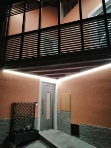 un pasillo con una puerta en un edificio en AFFITTACAMERE B&B MERCEDES, en Romallo
