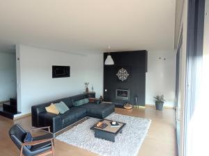 a living room with a black couch and a table at Retiro da cegonha in Crato