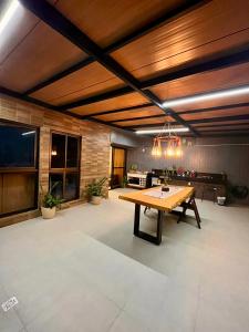 a large living room with a table and a kitchen at Lindo terraço perto do mar in João Pessoa