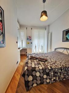 ein Schlafzimmer mit einem großen Bett in einem Zimmer in der Unterkunft Ana's Place Torino 3 in Turin