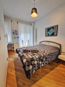 ein Schlafzimmer mit einem großen Bett in einem Zimmer in der Unterkunft Ana's Place Torino 3 in Turin