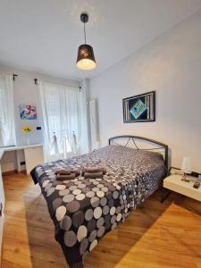1 dormitorio con 1 cama grande en una habitación en Ana's Place Torino 3, en Turín