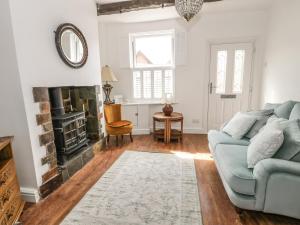 a living room with a couch and a fireplace at Elv Cottage in Chester