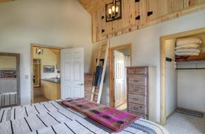 um quarto com uma cama grande e uma cozinha em River Oasis em Creede