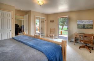 um quarto com uma cama, uma secretária e uma janela em River Oasis em Creede