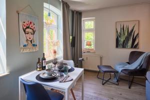 uma sala de estar com uma mesa branca e cadeiras em Kvartier2 in TOP-Lage, 5 min zur Bali-Therme und GOP, HDZ, Arbeitsplatz, Boxspringbett em Bad Oeynhausen