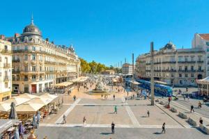 a city square with a fountain and buildings at Duplex Chic Climatisé avec terrasse proche Comédie in Montpellier