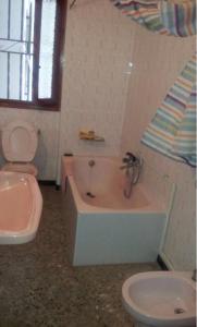 ein Badezimmer mit einer Badewanne, einem WC und einem Waschbecken in der Unterkunft Planta Baja En Águilas 3 dormitorios in Águilas