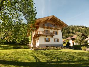 a large house with a gambrel roof at Haus Francazi Sillian in Sillian +8 photos