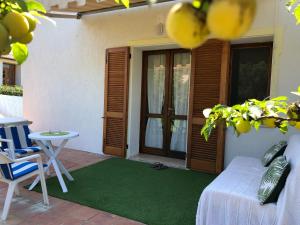 a patio with a table and a bed and a table at Private apartment with garden in Cannigione