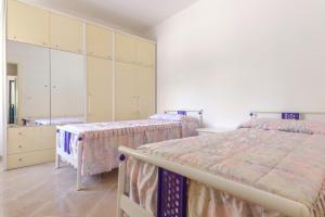 1 dormitorio con 2 camas y vestidor en Villa Laura, en Carovigno