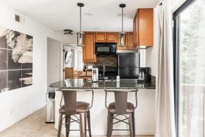 Kjøkken eller kjøkkenkrok på Light Rail Nearby - Sleeps 2 - DTC Boston Commons