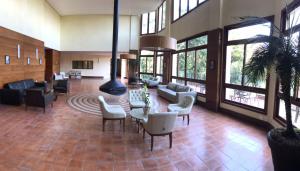 a lobby with couches and a table and chairs at Suíte Condomínio Vista Azul - Pedra Azul in Domingos Martins