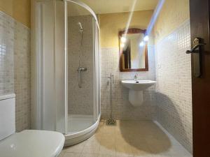 La salle de bains est pourvue d'une douche, de toilettes et d'un lavabo. dans l'établissement L11 - Bajo con jardín en Linsoles - Villmor, à Anciles
