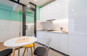 Kuchyň nebo kuchyňský kout v ubytování Devdaraki Apartments