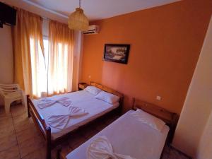 Postel nebo postele na pokoji v ubytování ΜΑΡΚΟΝΗΣ + 1 fotografie