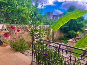 a view of a garden with flowers and a fence at CASE VACANZA ZOE - LUNA in Serrano