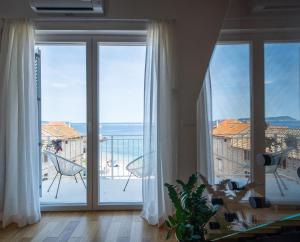 科米扎View的客房设有大窗户,享有阳台的景色