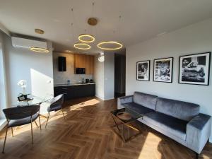 Kuchyň nebo kuchyňský kout v ubytování 15 piętro SOKOLSKA 30 TOWERS apartments - NEW - LUX - PARKING - SAUNA - GYM- and THE BEST VIEW in KATOWICE