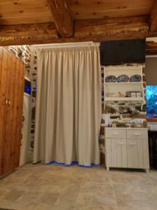cocina con cortina en una habitación en Πέτροκτιστο Σπίτι. Stone House en Ayía Kiriakí