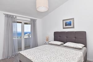une chambre avec un lit et un balcon avec l'océan dans l'établissement Sunny room, à Tučepi