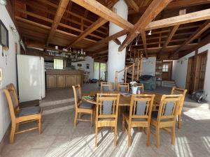Kuchyň nebo kuchyňský kout v ubytování Spacious 3 bedroom house with heated pool