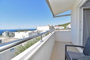 un balcon avec vue sur l'océan dans l'établissement Sunny room, à Tučepi
