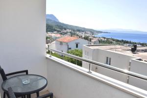 un balcon avec une table et une vue sur l'océan dans l'établissement Sunny room, à Tučepi