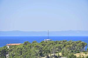 une maison au sommet d'une colline près de l'océan dans l'établissement Sunny room, à Tučepi 8 autres photos