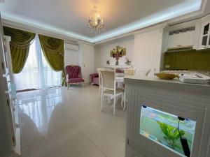 a kitchen and dining room with a fish tank in a living room at Lux apartament in Focşani
